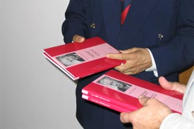 Buch über Josef Neuberger als Gastgebergeschenk Buch über Josef Neuberger als Gastgebergeschenk