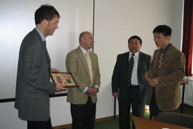 Schulleitung und die Delegation des mongolischen Strafvollzuges
