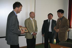 Schulleitung und die Delegation des mongolischen Strafvollzuges Schulleitung und die Delegation des mongolischen Strafvollzuges