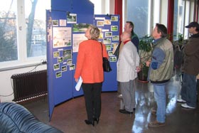 Interessierte Besucher schauen sich die Bauplanung an Interessierte Besucher schauen sich die Bauplanung an