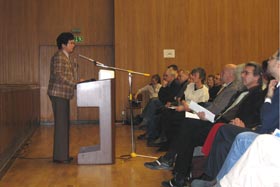 Referentin spricht zum Publikum Referentin spricht zum Publikum