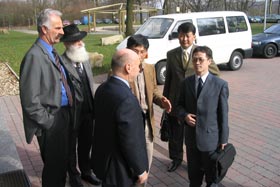 Begrüßung der mongolischen Delegation durch die Schulleitung Begrüßung der mongolischen Delegation durch die Schulleitung
