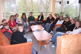 Begrüßung der jungen Schülerinnen im Palmengarten der Justizvollzugsschule NRW