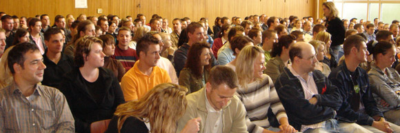 Begrüßung der Anwärter in der Aula der Justizvollzugsschule NRW