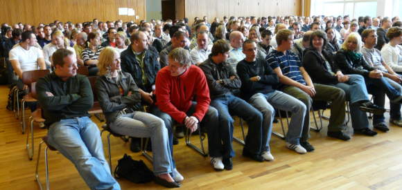 Begrüßung der Anwärterinnen und Anwärter in der Aula der Justizvollzugsschule