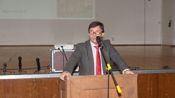 Als Vertreter des Juistizministerium NRW begrüßt Herr LMR Peters, die Anwesenden Als Vertreter des Juistizministerium NRW begrüßt Herr LMR Peters, die Anwesenden
