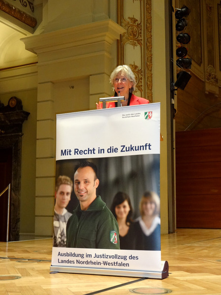Die Bürgermeisterin der Stadt Wuppertal, Frau Schulz am Rednerpult