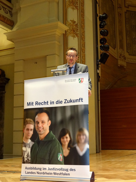 Als Sprecher der Lehrerschaft stand Herr Dirk Röttger am Rednerpult
