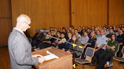 Der Schulleiter, Herr Heß, am Rednerpult Der Schulleiter, Herr Heß, am Rednerpult