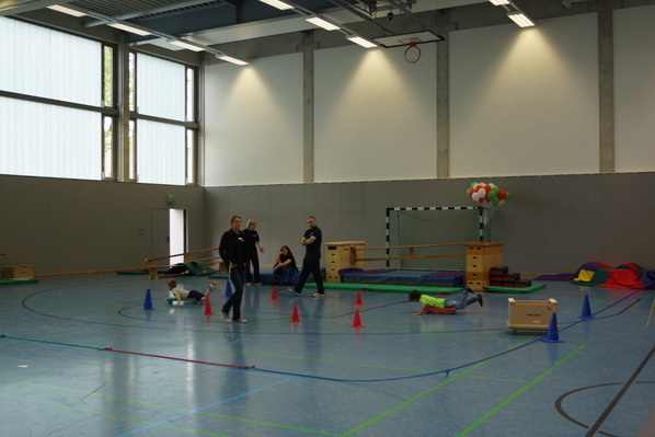 Spielmöglichkeit für Kinder in der Sporthalle der Justizvollzugsschule