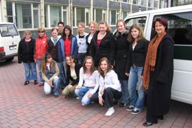 Gruppenfoto vor der Justizvollzugsschule NRW