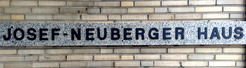 Schild des Namensgeber - Josef-Neuberger-Haus